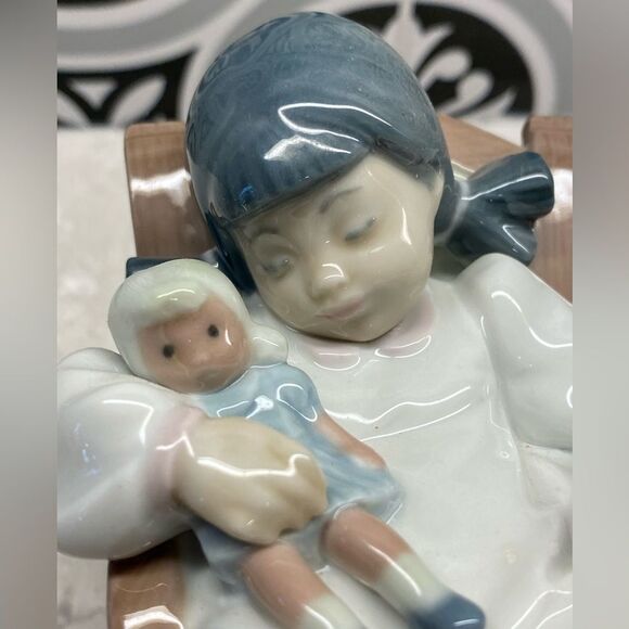 Lladro ‘ Naptime ‘ - Child in Rocking Chair 5448 - Picture 1 of 8